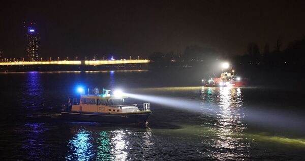 PKW fährt in den Rhein - eine Person lebensgefährlich verletzt
