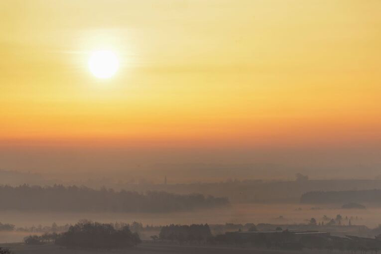 Saharastaub - trübe Sonne am grauen Himmel Saharastaub - trübe Sonne am grauen Himmel