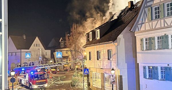 Nächtlicher Feuerwehreinsatz im Pleidelsheimer Ortszentrum.