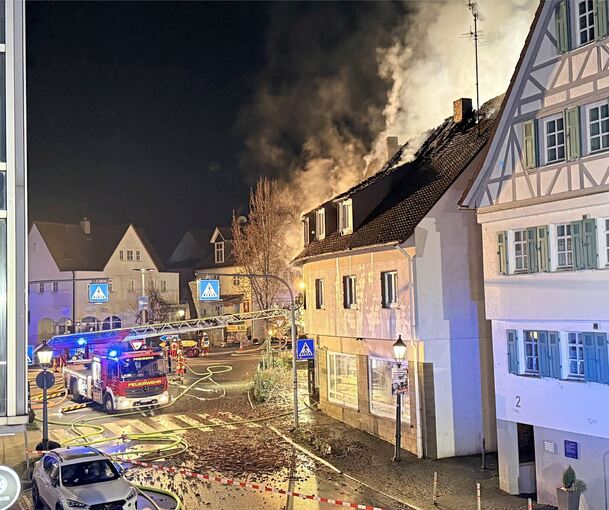 Nächtlicher Feuerwehreinsatz im Pleidelsheimer Ortszentrum.