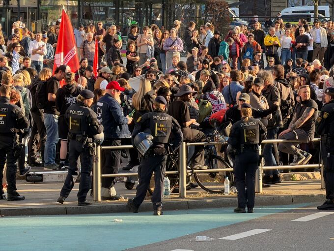 Rechte Demo und Gegendemos in Stuttgart