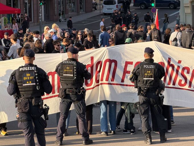 Demo und Gegendemos in Stuttgart