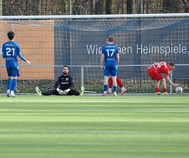 Enttäuschte Nullachter: Torwart Sven Burkhardt (links) kassiert sechs Gegentore.