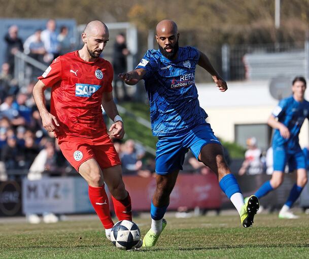 Der Ex-Freiberger Iosif Maroudis (links) im Zweikampf mit SGV-Angreifer Meghon Valpoort.