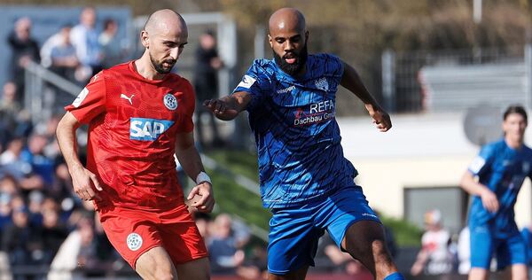 Der Ex-Freiberger Iosif Maroudis (links) im Zweikampf mit SGV-Angreifer Meghon Valpoort.