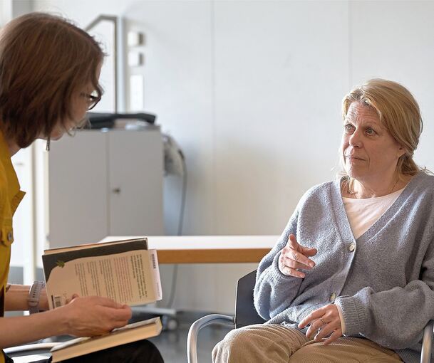 Beim Feministischen Büchertag am Samstag im Kulturzentrum ist die Gleichstellungsbeauftragte Kristina Wolff (rechts) mit Besucherinnen ins Gespräch gekommen.