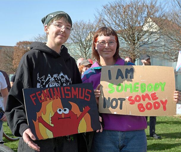 Kreativität und klare Kante zeigen die Teilnehmerinnen der Demonstration am Samstag.