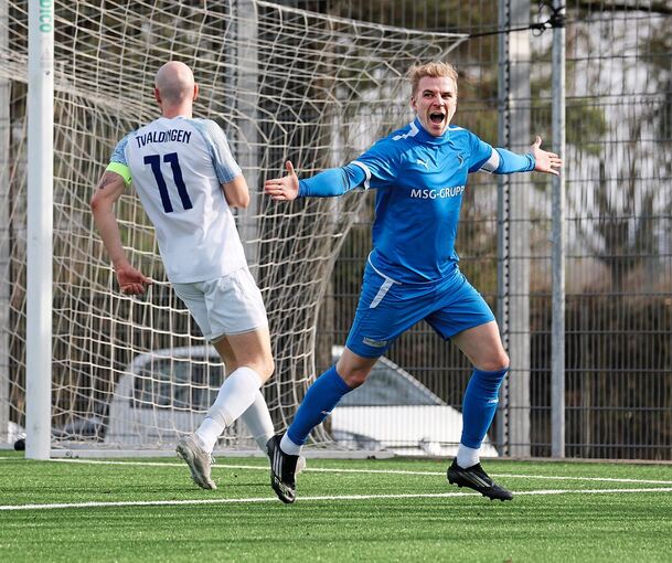 Kornwestheims Torschütze Marco Reichert (rechts) jubelt über sein Tor zum 1:1-Ausgleich. Der Aldinger Kapitän Jan Hegener hat das Nachsehen.