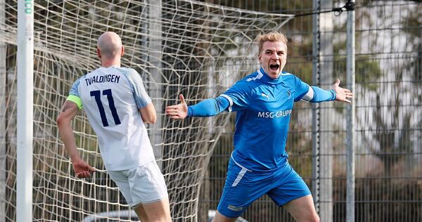 Kornwestheims Torschütze Marco Reichert (rechts) jubelt über sein Tor zum 1:1-Ausgleich. Der Aldinger Kapitän Jan Hegener hat das Nachsehen.