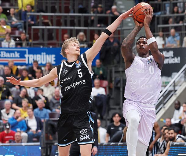 Hamburgs Zsombor Maronka (links) hindert Ludwigsburgs Babacar Sane bei dessen Wurfversuch.