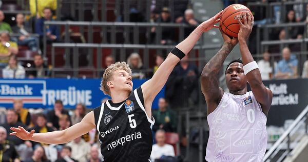 Hamburgs Zsombor Maronka (links) hindert Ludwigsburgs Babacar Sane bei dessen Wurfversuch.