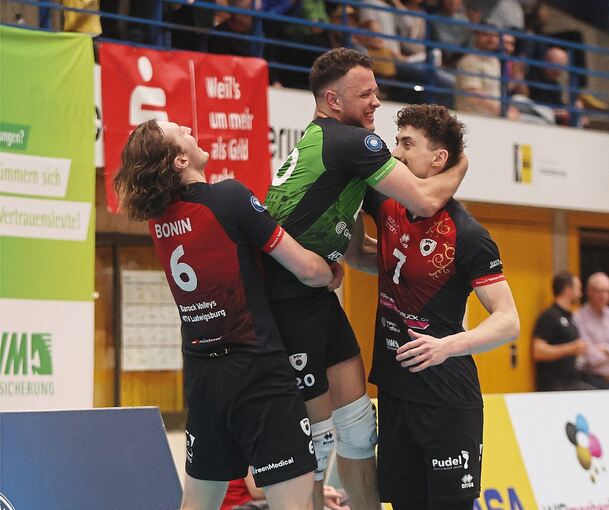 Ausgelassener Ludwigsburger Jubel (von links): Ben-Simon Bonin, Jeffrey Klok und Tim Köpfli.