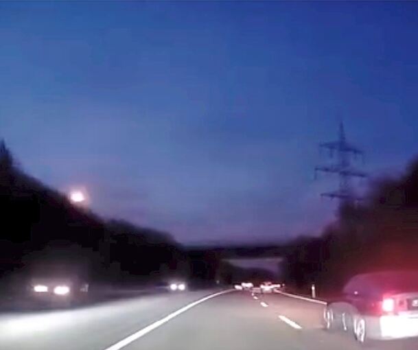 Links im Bild ist der Lichtstrahl des Meteoriten gut zu erkennen.