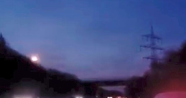 Links im Bild ist der Lichtstrahl des Meteoriten gut zu erkennen.