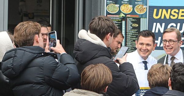 Tobias Vogt (links) managt den Wahlkampf der Landes-CDU – und weiß auch für seinen eigenen Wahlkreis, was die Massen anzieht. Etwa die 3 Euro-Döner-Aktion mit Philipp Amthor in Bietigheim Mitte Januar.