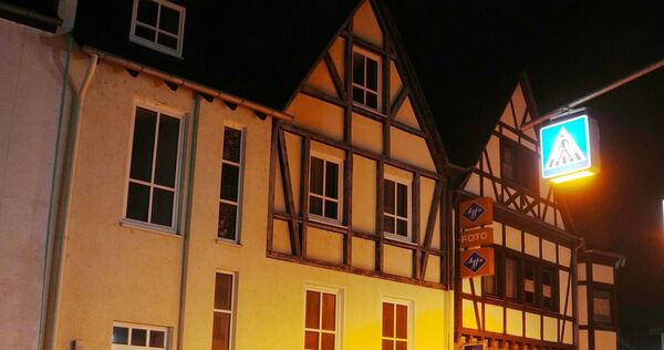 Lichtspektakel - Teile eines Meteoriten beschädigen Häuser