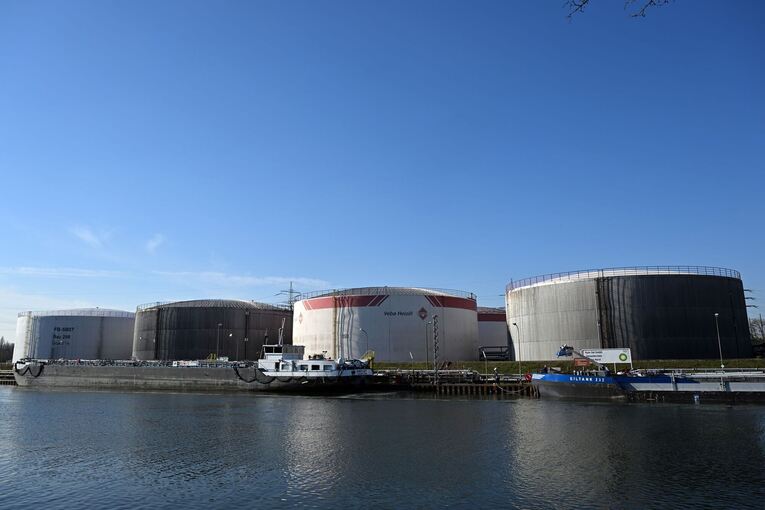Öltanks am Rhein-Herne-Kanal