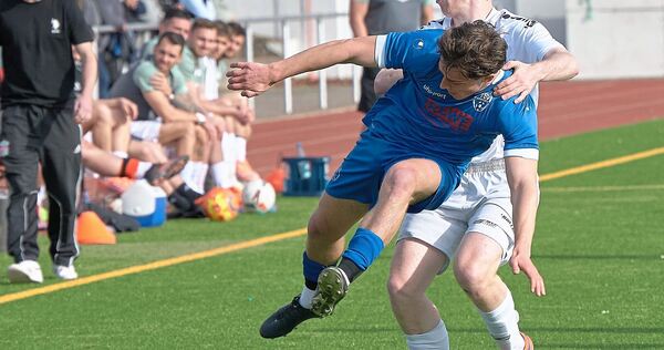 Im Spiel des TSV Bönnigheim (in Blau) gegen die SGM SC Hohenhaslach/SV Freudental geht’s zur Sache.