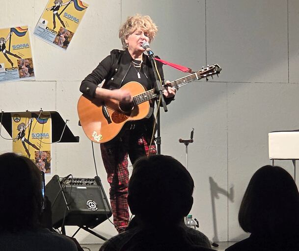 Sonia Rutstein beim Auftritt im Steinhaus.