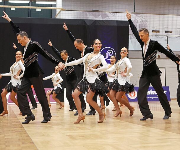 Die Lateinformation des 1. TCL zeigt zum Abschluss eine spritzige und tempogeladene Choreografie.