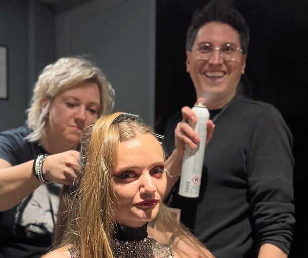 Ohne Haarspray geht nichts: Sebastian Beck hatte viel Spaß hinter den Kulissen der Laufstegshows auf der New Yorker Fashion Week.