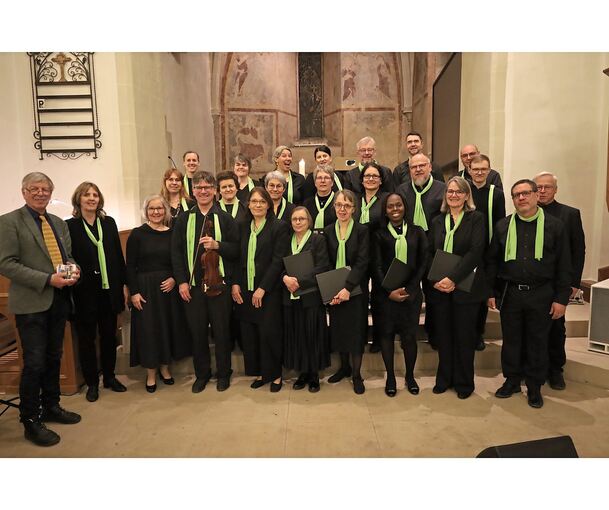 Die Ausführenden des Benefizkonzertes in der Hohenhaslacher Bergkirche: Der Kirchenchor „sing@Gott“, umrahmt von (vorne, von links): GAW-Projektleiter Ulrich Hirsch, Chorleiterin und Organistin Antonia Kämmerer, Sopranistin Susanne Schaaf, Violinist