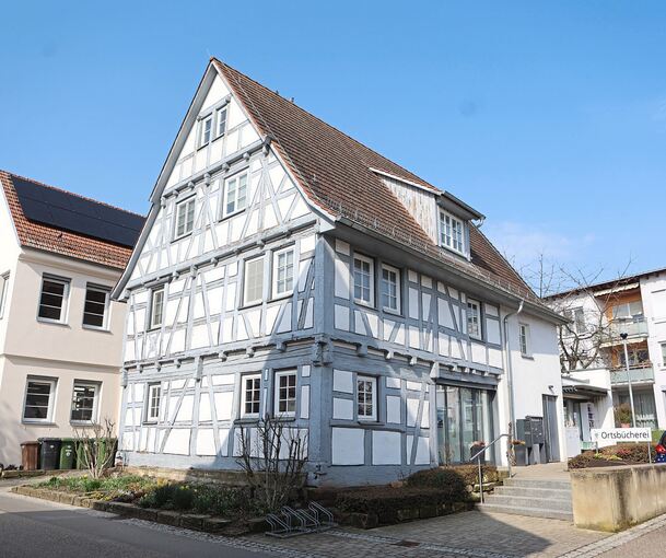 Die Schäden sind über die gesamte Fachwerkfassade verteilt.