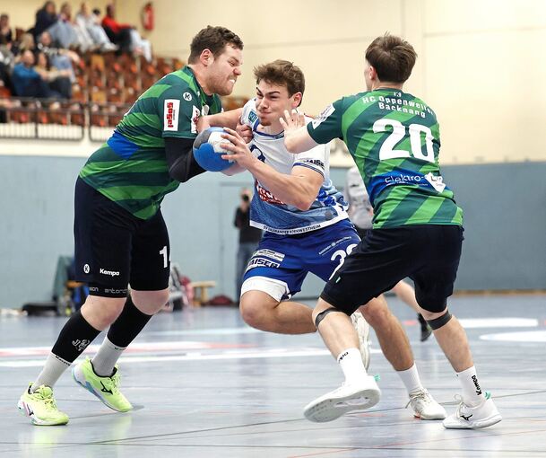 „Gnadenlos gute Abwehr“: Dominik Koch (links) und Julian Friz (rechts) halten Kornwestheims Toni Luithardt auf.