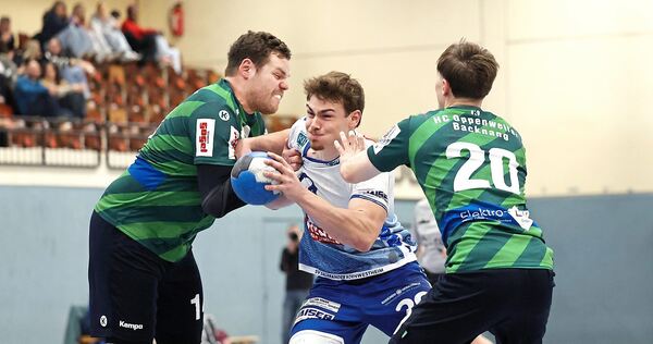 „Gnadenlos gute Abwehr“: Dominik Koch (links) und Julian Friz (rechts) halten Kornwestheims Toni Luithardt auf.