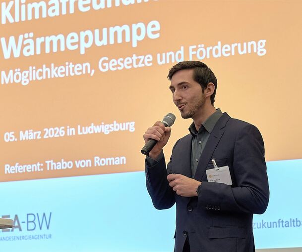 Thabo von Roman stellt das Programm vor.