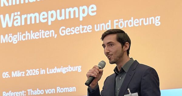 Thabo von Roman stellt das Programm vor.