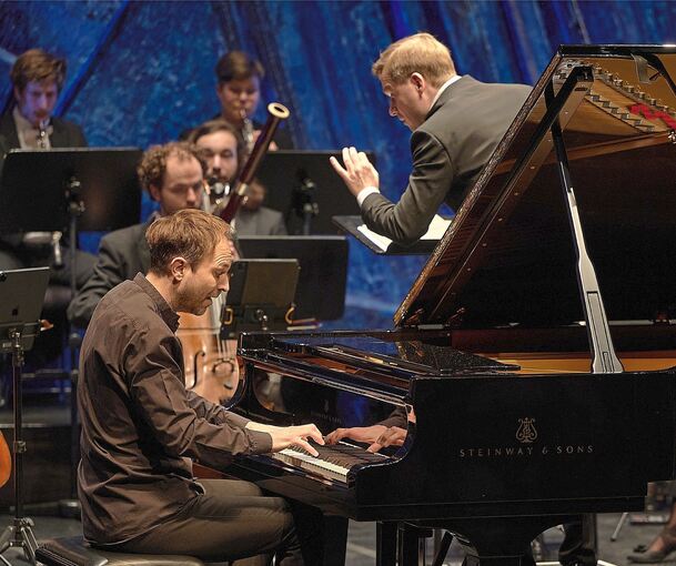 „Passion und Illusion“ ist hier Programm: Herbert Schuch am Klavier, Risto Joost dirigert das WKO.