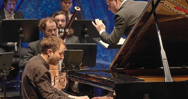 „Passion und Illusion“ ist hier Programm: Herbert Schuch am Klavier, Risto Joost dirigert das WKO.