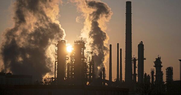 Noch rauchen die Schornsteine in Baden-Württemberg. Damit die Wirtschaft auch künftig im Wettbewerb bestehen kann, fordern Unternehmen und Verbände aber schnelle Reformen von der künftigen Landesregierung.