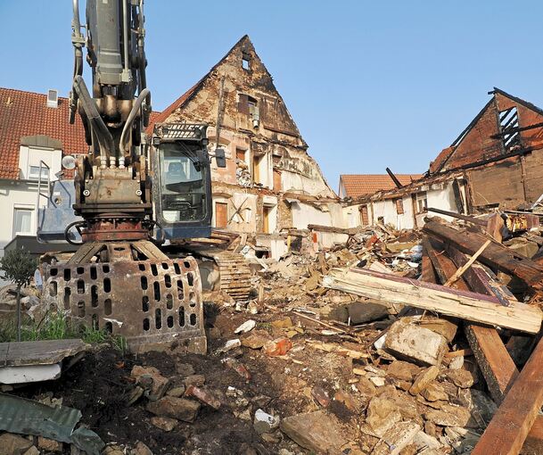 Die Folgen des Brandes sind verheerend: Wo einst das Gasthaus im Ochsen stand, liegt nun nur noch Schutt und Asche.