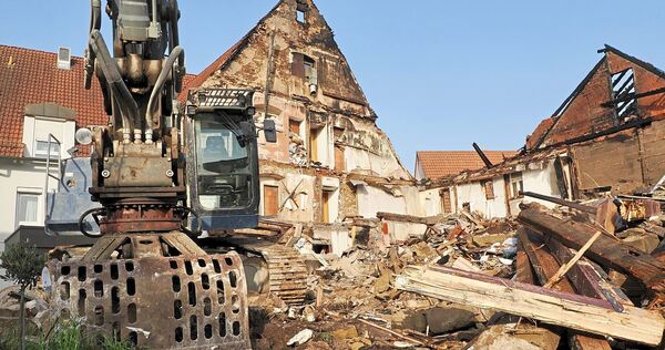 Die Folgen des Brandes sind verheerend: Wo einst das Gasthaus im Ochsen stand, liegt nun nur noch Schutt und Asche.