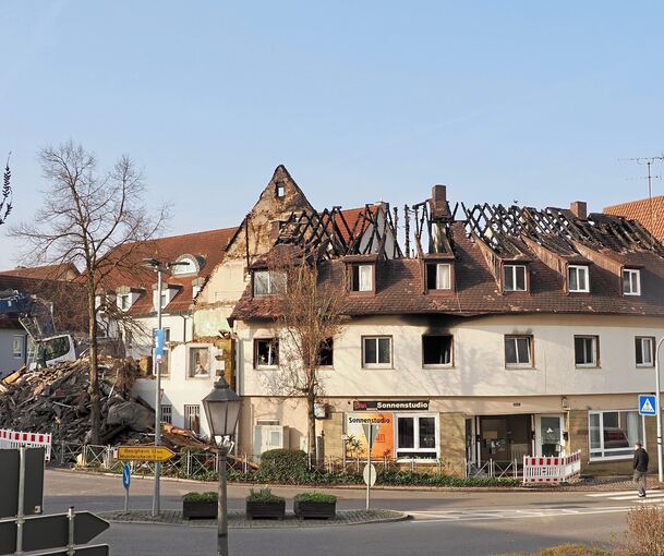 In dem rechten Gebäude hat das Feuer gestartet. Es ist inzwischen unbewohnbar.