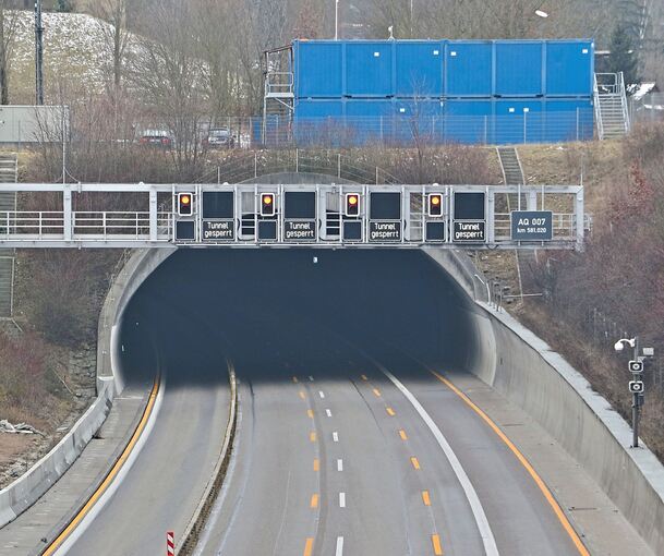 In der Nacht von Samstag auf Sonntag wird der Engelbergtunnel wegen eines Software-Updates gesperrt. In der Nacht von Samstag auf Sonntag wird der Engelbergtunnel wegen eines Software-Updates gesperrt.