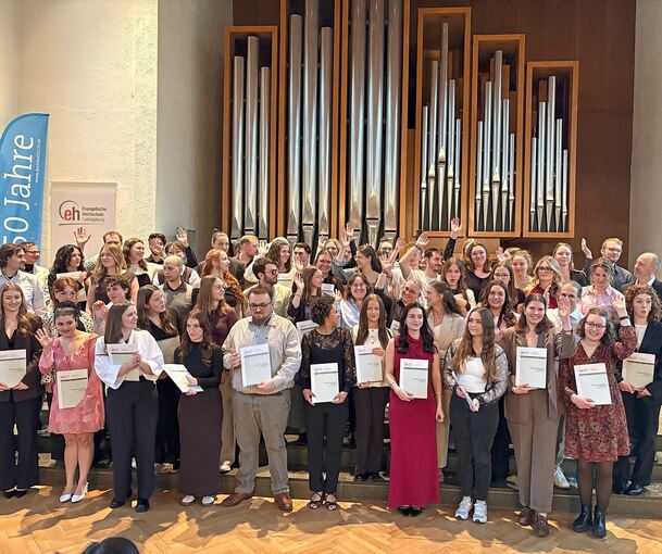 Freude über die Zeugnisse bei den Absolventinnen und Absolventen.