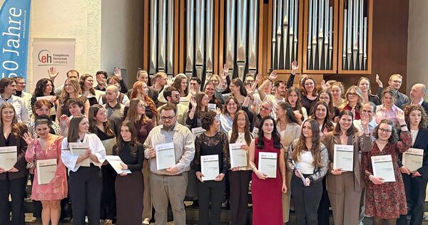 Freude über die Zeugnisse bei den Absolventinnen und Absolventen.