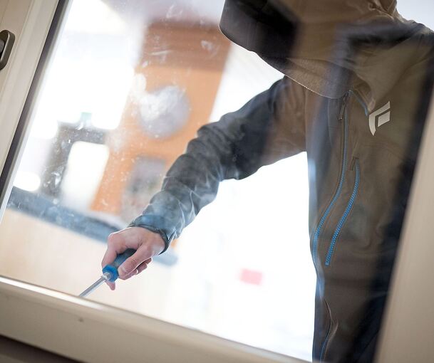 Über ein Fenster gelangen die Unbekannten in den Kindergarten.