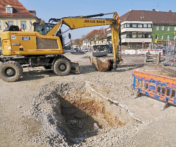 Die Bauarbeiten ruhen bisweilen. Wird zu wenig Tempo gemacht? Das vermuten LKZ-Leser. Bürgermeister Sebastian Mannl widerspricht.
