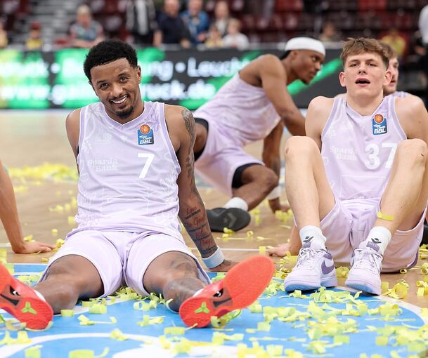 Fliederfarbene Trikots haben die Basketballprofis der MHP Riesen am Sonntag bei ihrem Heimspiel getragen. Diese werden zugunsten des Vereins „Frauen für Frauen“ versteigert.