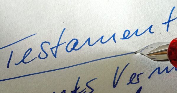 Ist eine Person geschäfts- oder testierunfähig, ist jedes Rechtsgeschäft – auch ein Testament – nichtig, also rechtlich wirkungslos.
