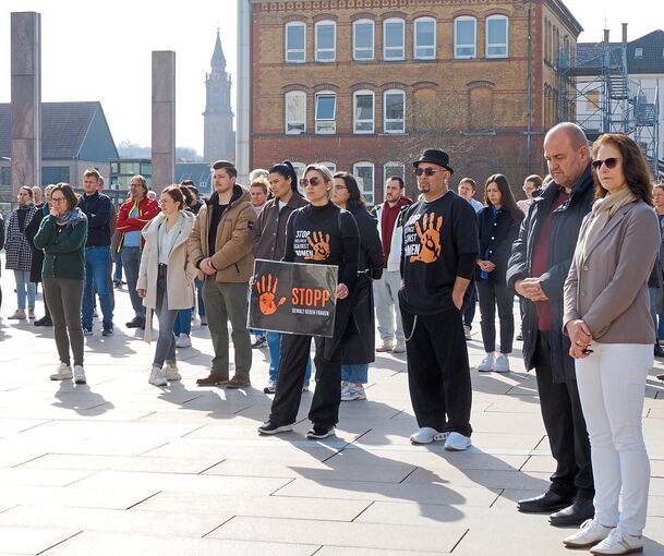 An der Gedenkveranstaltung für Frauen und Mädchen, die von Gewalt betroffen sind, nahmen etwa 150 Menschen teil.