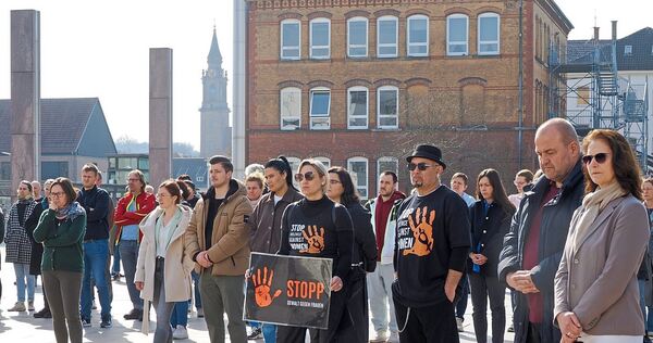 An der Gedenkveranstaltung für Frauen und Mädchen, die von Gewalt betroffen sind, nahmen etwa 150 Menschen teil.