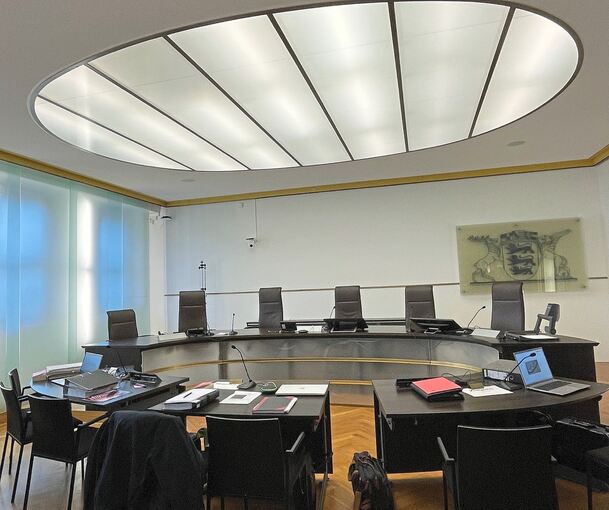 Warten auf die Richter. Am VGH wird über die Klärschlammverbrennungsanlage in Walheim verhandelt.