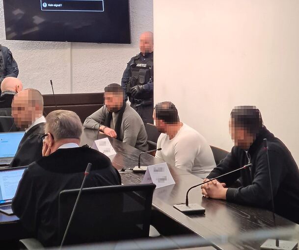 Für den Hauptangeklagten G. (links) könnte die besondere Schwere der Schuld gravierende Folgen haben. Sein Bruder I. bekäme als Mittäter ein ganz anderes Strafmaß, während Cousin K. (rechts) weiter der fahrlässigen Tötung angeklagt ist.