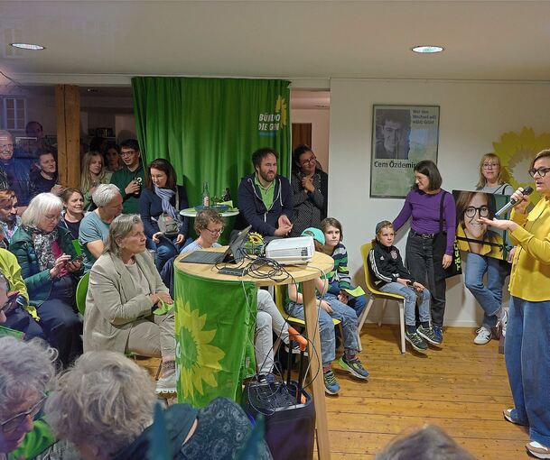 In der Stadt Ludwigsburg noch vor dem schärfsten Konkurrenten Manuel Hagel: Silke Gericke mit ihren Parteifreunden im Ludwigsburger Haus der Grünen.