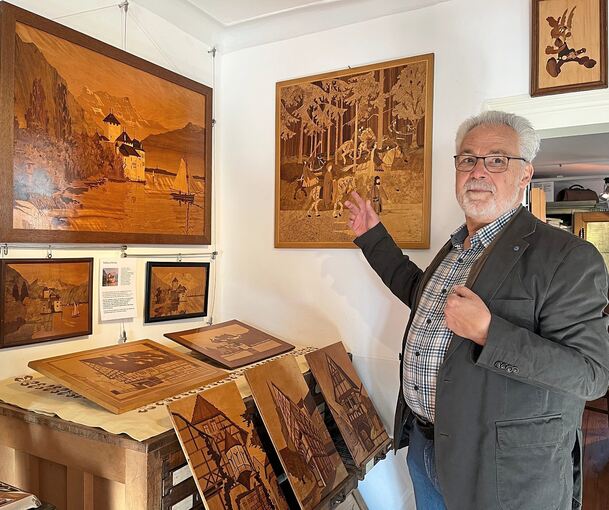 Reinhard Kubens, der Vorsitzende des Ortsgeschichtlichen Vereins Hemmingen, vor Intarsienarbeiten, die bis Oktober im Etterhof zu sehen sind.
